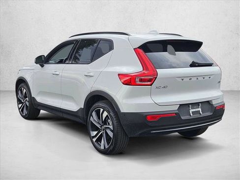 Used 2025 Volvo XC40 B5 Plus image 8