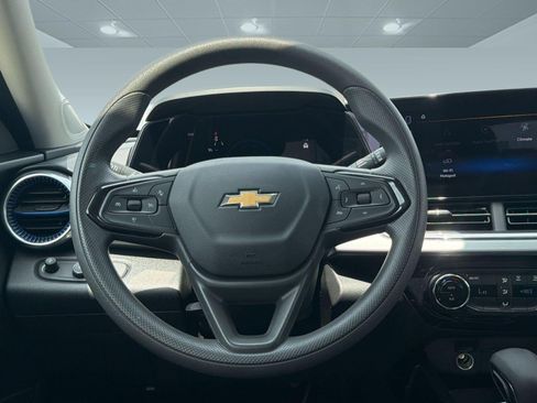 Used 2025 Chevrolet Trax LT FWD image 11