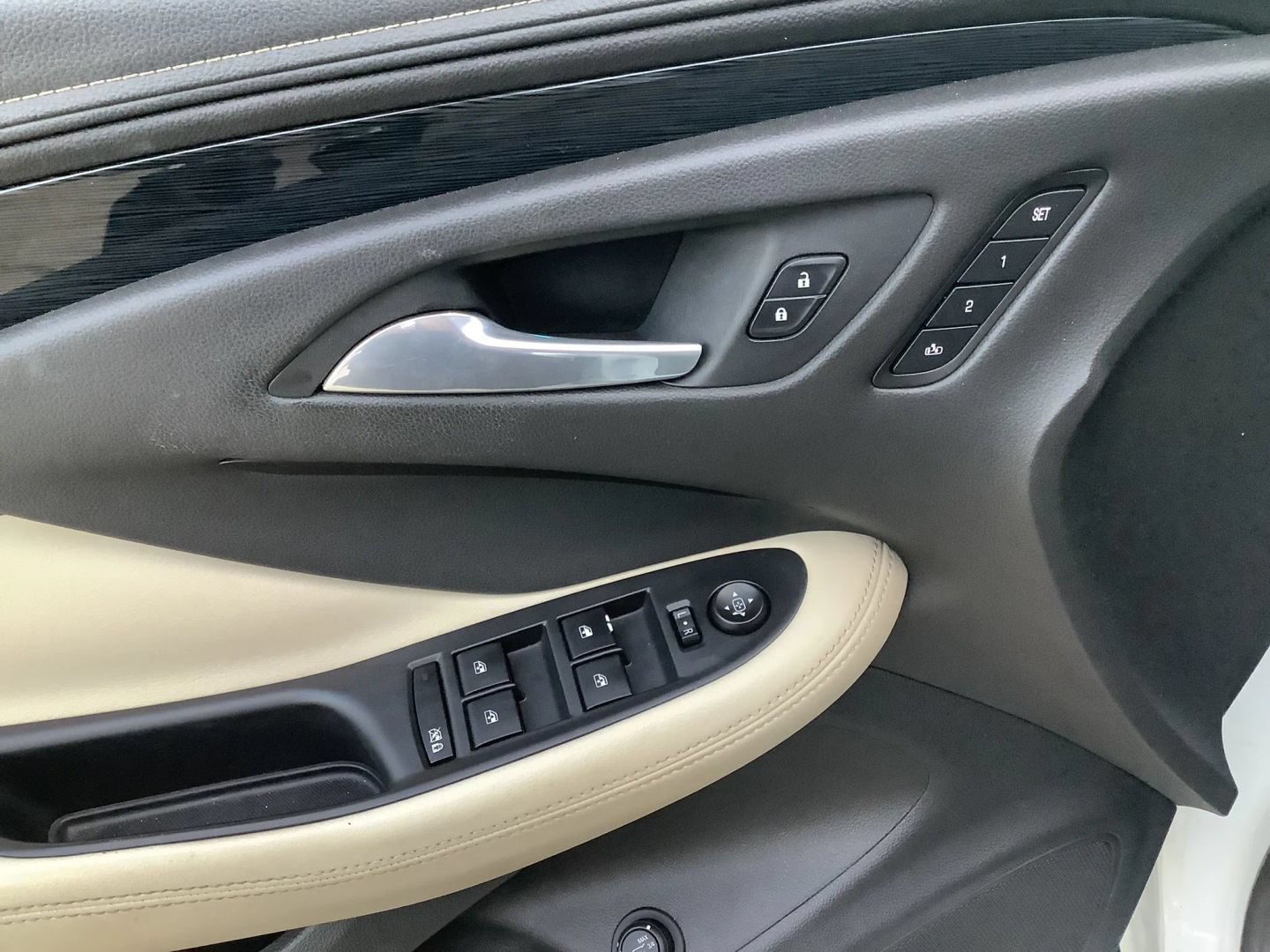 Used 2016 Buick Envision Premium AWD/4WD image 27