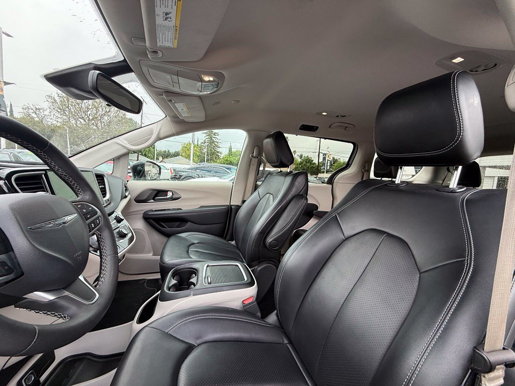 Certified 2024 Chrysler Pacifica Touring-L FWD image 3