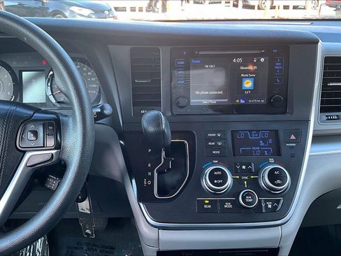 Used 2015 Toyota Sienna LE image 6