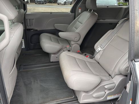 Used 2019 Toyota Sienna XLE Premium FWD image 11