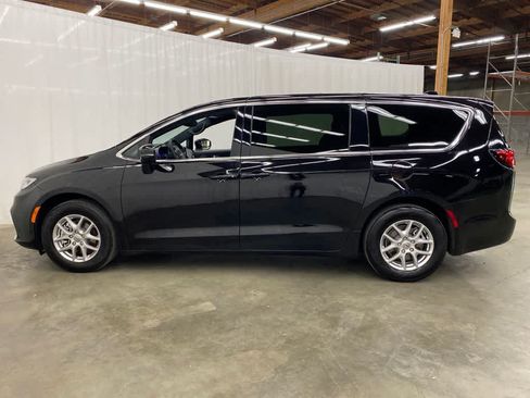 Used 2025 Chrysler Pacifica Select FWD image 3