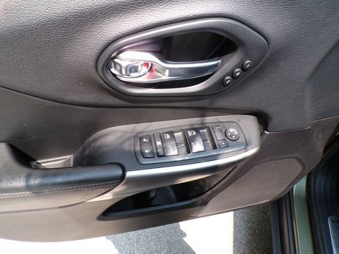 Used 2019 Jeep Cherokee Limited AWD/4WD image 23