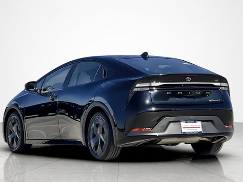 Used 2023 Toyota Prius Prime SE image 3