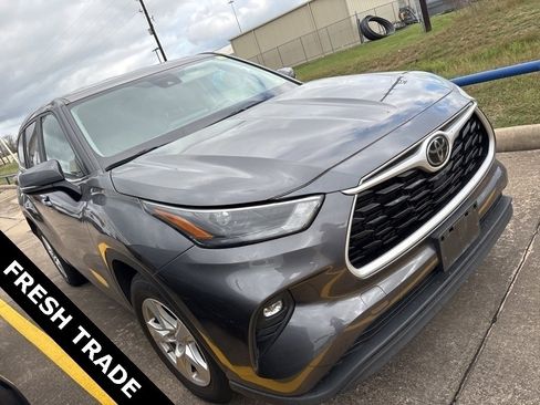 Used 2023 Toyota Highlander LE image 5