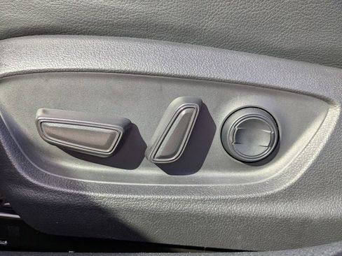 Used 2020 Toyota Camry SE image 19