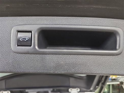 Used 2020 Toyota Highlander LE image 14