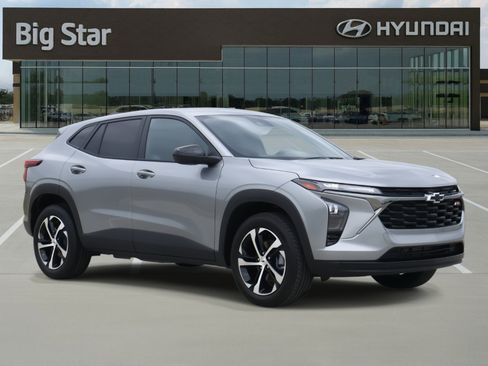 Used 2025 Chevrolet Trax RS w/ Driver Confidence Package image 6