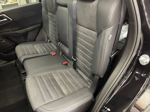 New 2025 Mitsubishi Outlander SE image 23