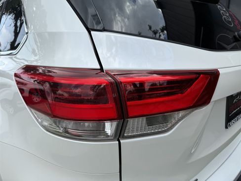 Used 2019 Toyota Highlander LE FWD image 11
