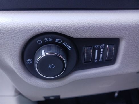 Used 2024 Chrysler Pacifica Touring-L image 34