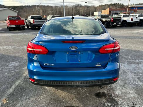 Used 2018 Ford Focus SE w/ SE Appearance Package image 4