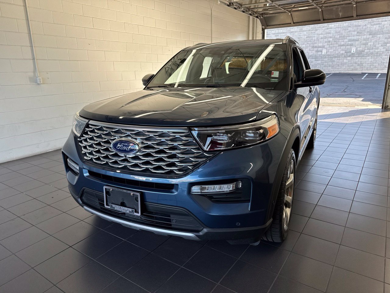 Used 2020 Ford Explorer Platinum w/ Premium Technology Package AWD/4WD image 3