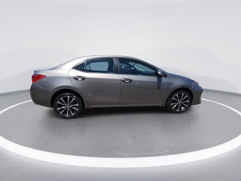 Used 2018 Toyota Corolla SE w/ SE Premium Package FWD image 8