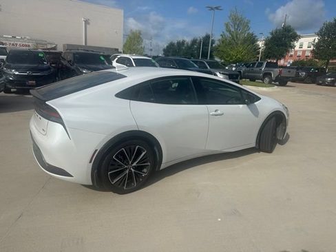 Used 2024 Toyota Prius XLE FWD image 3