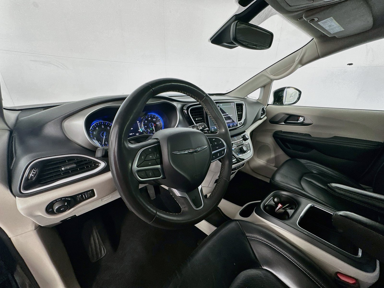 Used 2022 Chrysler Pacifica Touring-L FWD image 9