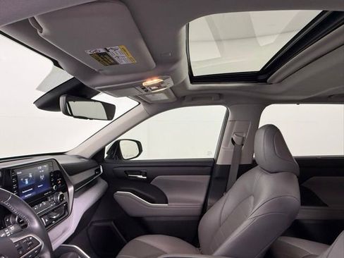 Used 2022 Toyota Highlander XLE image 30