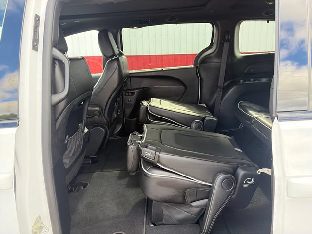 Used 2025 Chrysler Pacifica Limited FWD image 43