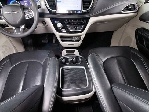 Used 2022 Chrysler Pacifica Touring-L AWD/4WD image 9