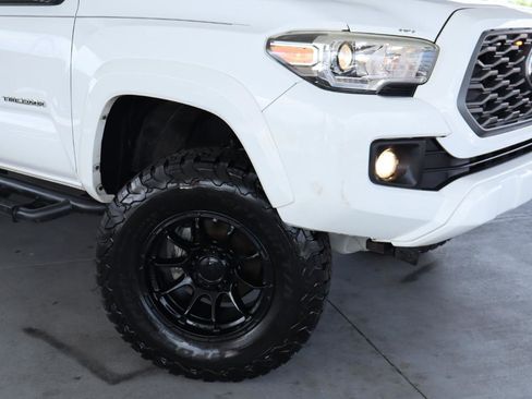 Used 2019 Toyota Tacoma TRD Sport w/ Technology Package AWD/4WD image 4