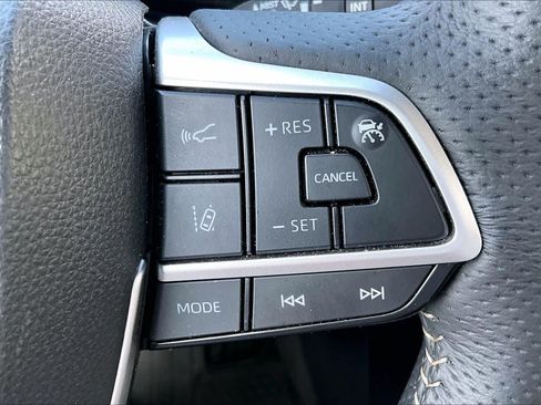 Used 2025 Toyota Sienna Platinum AWD/4WD image 23