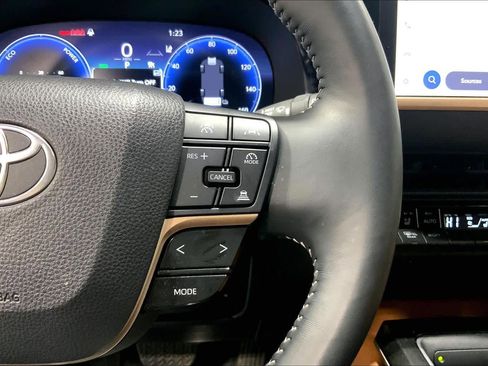 Used 2025 Toyota Crown Signia XLE image 25