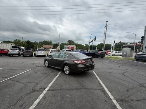 Used 2018 Toyota Camry XLE FWD image 10