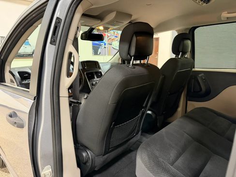 Used 2019 Dodge Grand Caravan SE FWD image 18