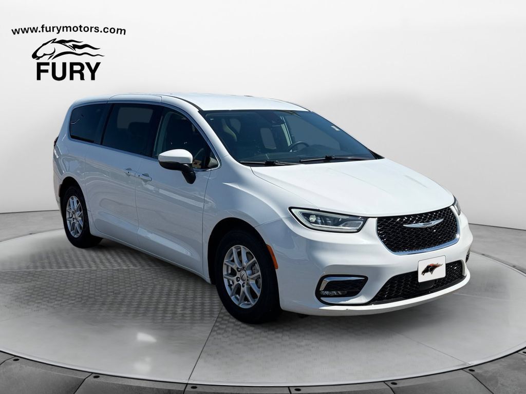 Used 2023 Chrysler Pacifica Touring-L FWD image 1