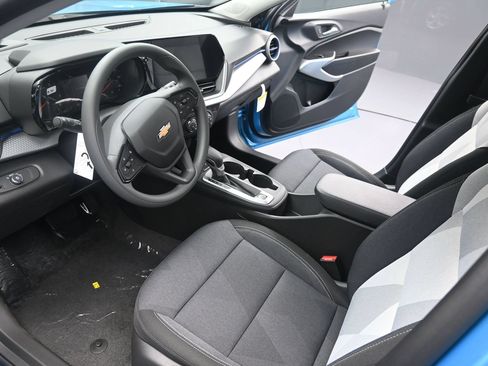 New 2026 Chevrolet Trax LS w/ LS Convenience Package FWD image 18