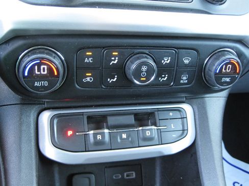 Used 2020 GMC Acadia SLE w/ Driver Convenience Package FWD image 19
