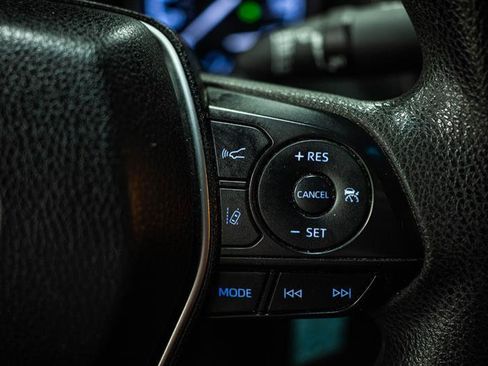 Used 2018 Toyota Camry LE FWD image 18