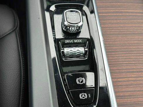 Used 2021 Volvo XC60 T5 Momentum w/ Advanced Package image 29