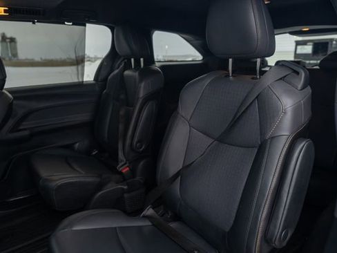 Used 2022 Toyota Sienna XLE Woodland Edition image 16