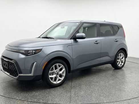 Used 2025 Kia Soul LX w/ LX Technology Package FWD image 3