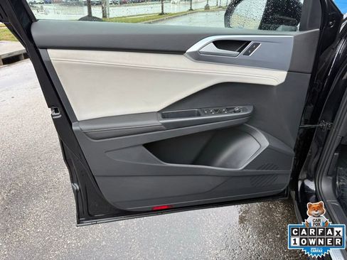 Used 2025 Volkswagen Taos SE image 16