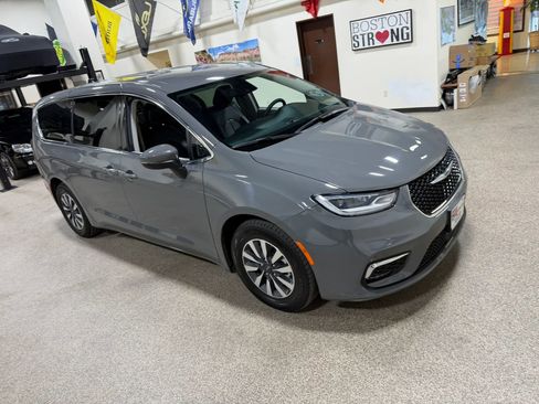 Used 2023 Chrysler Pacifica Touring-L FWD image 13