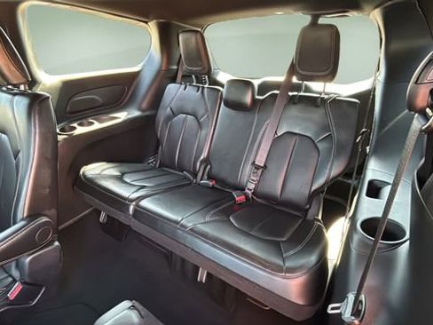 Used 2025 Chrysler Pacifica Select image 33