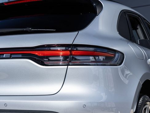 Certified 2026 Porsche Macan AWD/4WD image 18