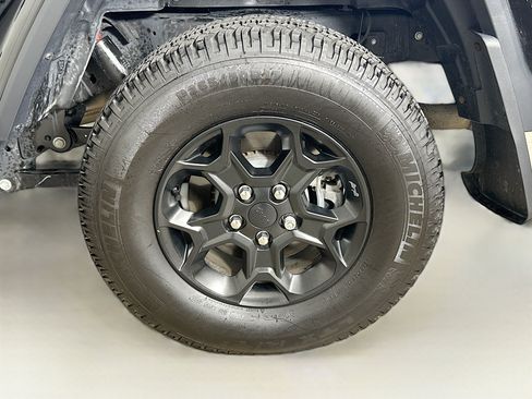 Used 2023 Jeep Gladiator Sport AWD/4WD image 11