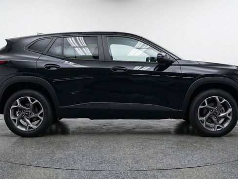 Used 2025 Chevrolet Trax LT FWD image 11
