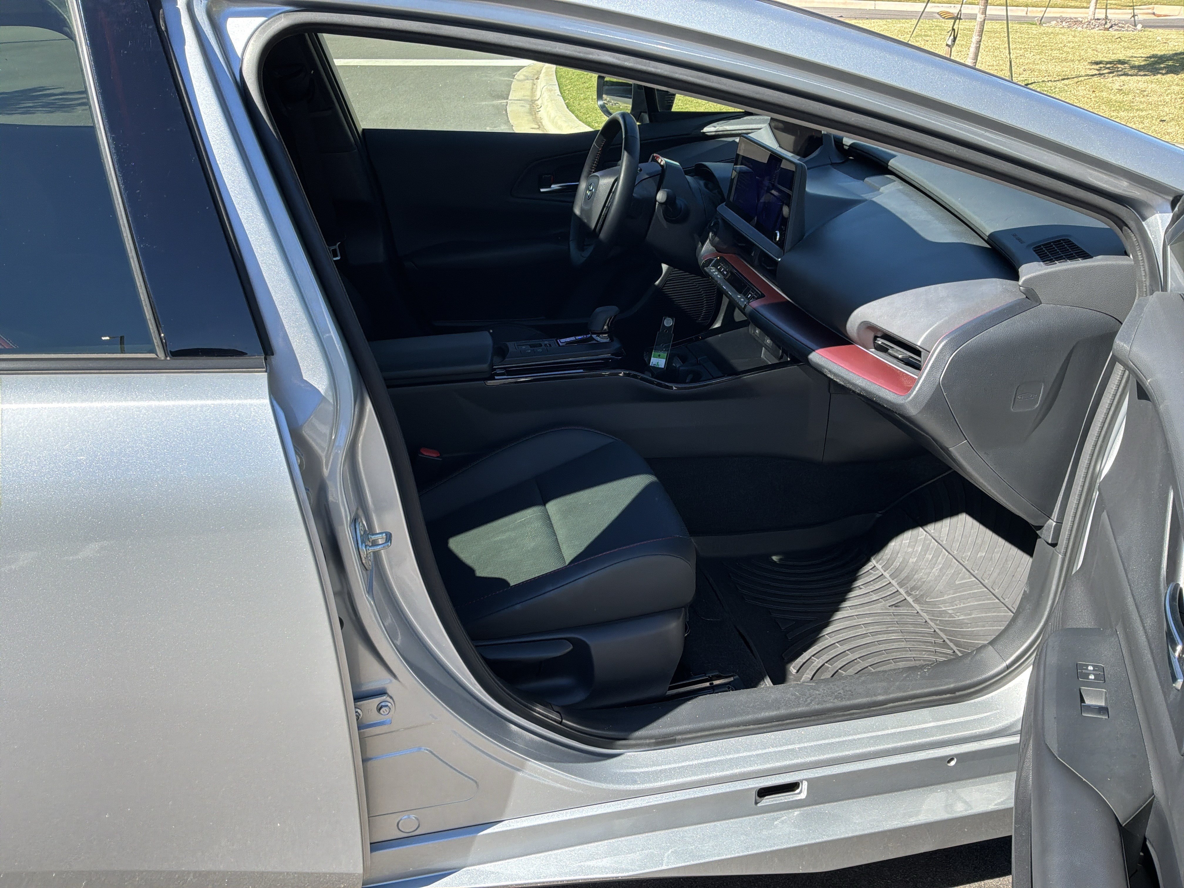 Used 2025 Toyota Prius Plug-In Hybrid w/ Limited Premium Package FWD image 33