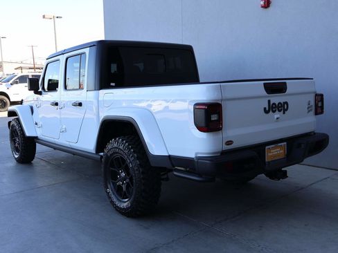 Used 2025 Jeep Gladiator Sport image 3