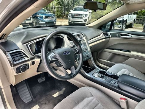 Used 2018 Ford Fusion SE FWD image 10