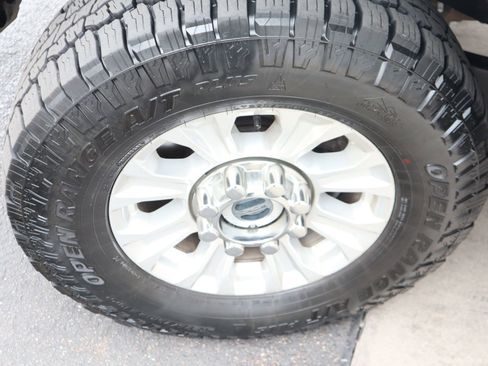 Used 2022 Ford F350 XLT w/ FX4 Off-Road Package image 19