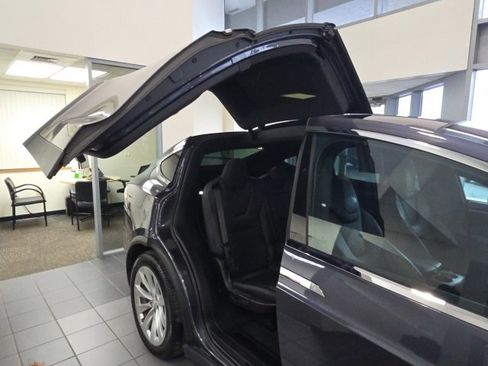 Used 2019 Tesla Model X P100D image 9