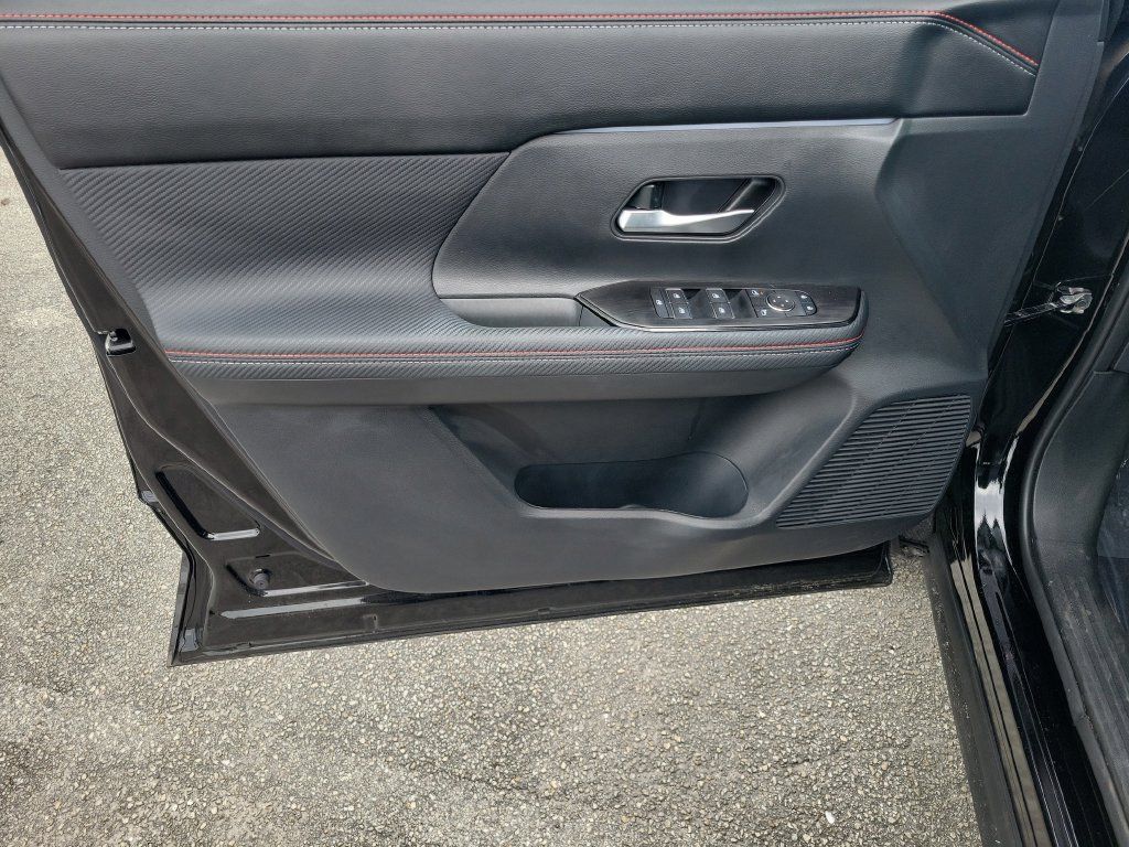 Certified 2026 Nissan Kicks SR FWD image 29