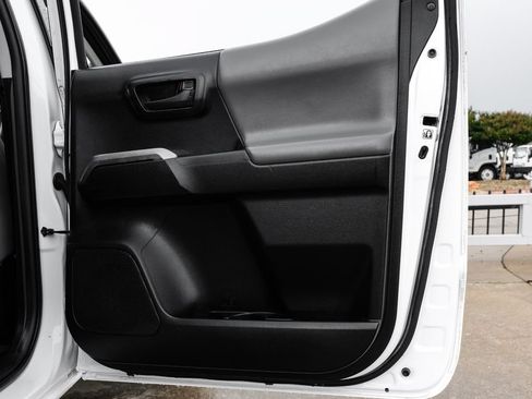 Used 2018 Toyota Tacoma SR5 RWD image 44