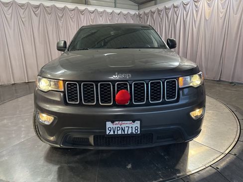 Used 2018 Jeep Grand Cherokee Laredo image 2
